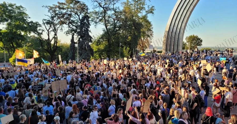 В центре Киева сотни людей собрались на шествие за возвращение Федорова на должность