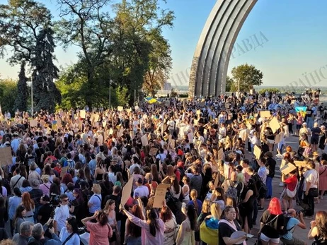 В центре Киева сотни людей собрались на шествие за возвращение Федорова на должность