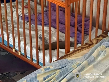 На Херсонщині боєприпас із дрона РФ впав у ліжечко, де спала дитина