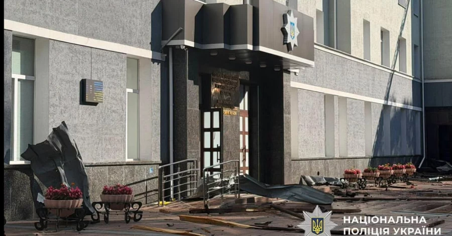 Внаслідок удару РФ по будівлі поліції в Житомирі загинули двоє людей, щонайменше 20 поранені 