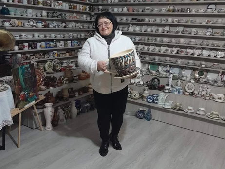 Від королівської родини до попелу нашої війни: листоноша з Дніпра збирає історію в чашках