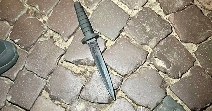 Во Львове мужчина напал с ножом на сотрудника ТЦК - военный скончался в машине скорой