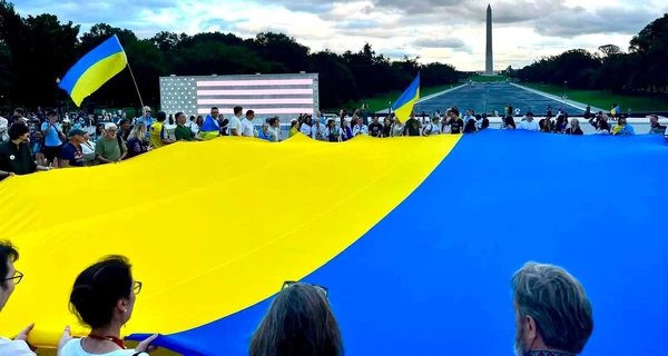 В Вашингтоне развернули огромный украинский флаг ко Дню независимости