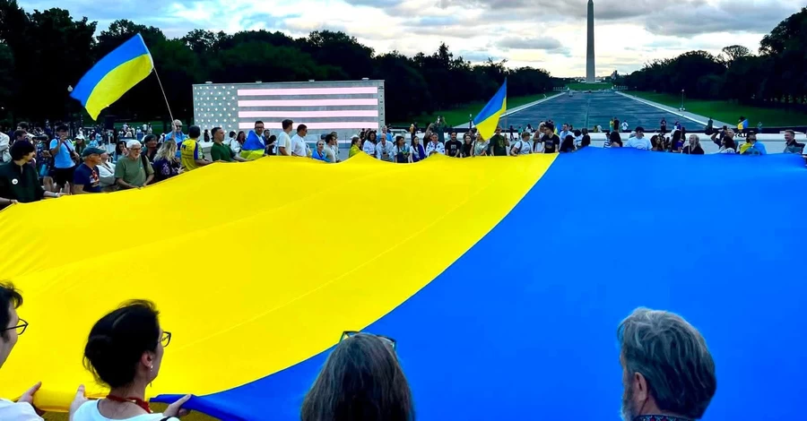 У Вашингтоні розгорнули величезний український прапор до Дня незалежності