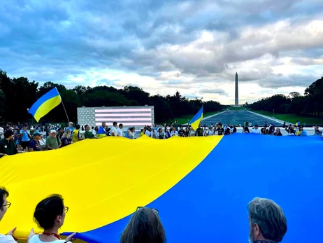 У Вашингтоні розгорнули величезний український прапор до Дня незалежності