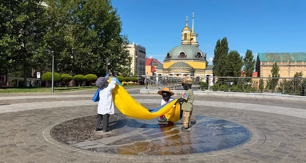 Скульптуры малышей-основателей Киева переодели ко Дню Независимости Украины