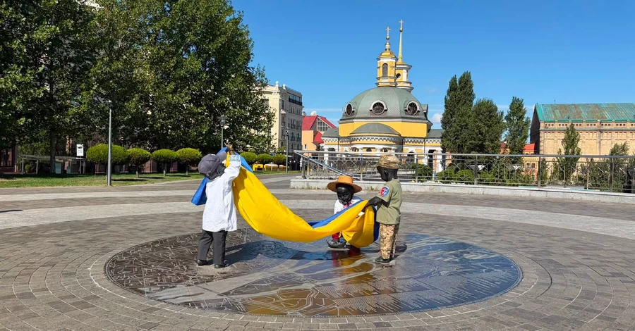 Скульптуры малышей-основателей Киева переодели ко Дню Независимости Украины