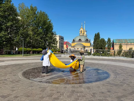 Скульптуры малышей-основателей Киева переодели ко Дню Независимости Украины