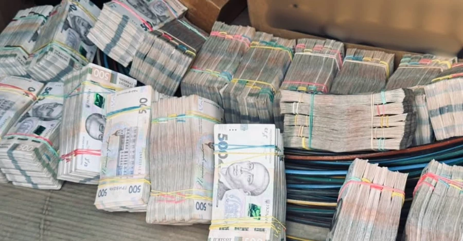 БЕБ показало авто з мільйонами готівки після викриття конвертаційного центру на Київщині
