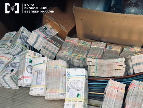 БЕБ показало авто з мільйонами готівки після викриття конвертаційного центру на Київщині