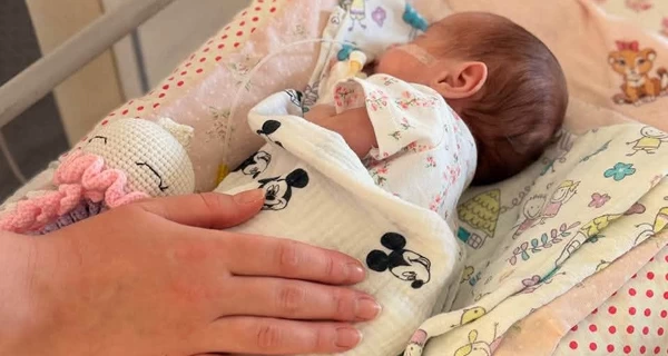 Во Львове выходили девочку, родившуюся с весом 900 граммов