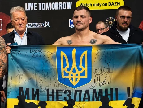 Беринчик развернул флаг Украины после дуэли взглядов с Ноуксом