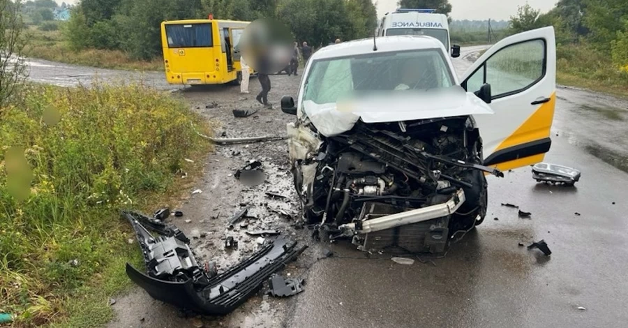 На Волыни произошло ДТП с участием школьного автобуса и авто 