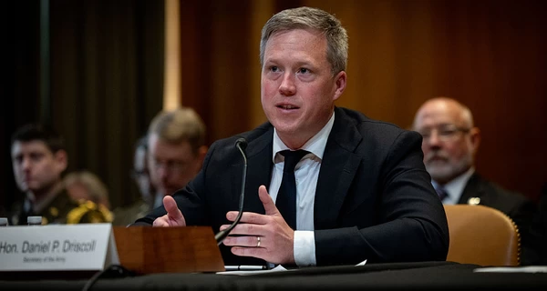 Министр армии США подал в отставку из-за разногласий с Хегсетом, - СМИ