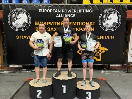 Витиснув 205 кілограмів і побив 9-річний рекорд: поліцейський із Прикарпаття став абсолютним чемпіоном України