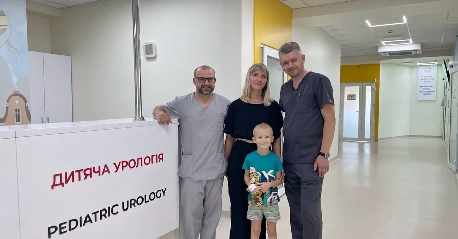 Операція за допомогою робота зі ШІ - у Львові 8-річному хлопчику врятували нирку