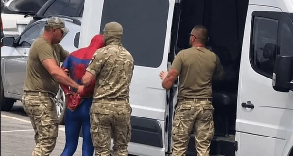 В Волынском ТЦК опровергли мобилизацию Человека-паука - фото сделал ИИ