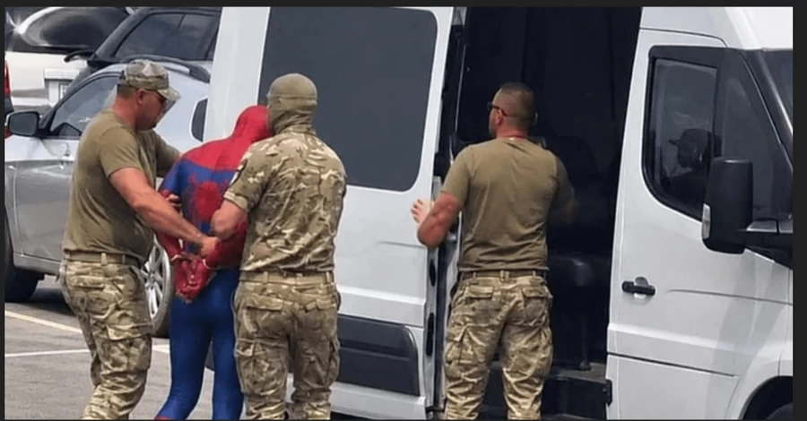 В Волынском ТЦК опровергли мобилизацию Человека-паука - фото сделал ИИ