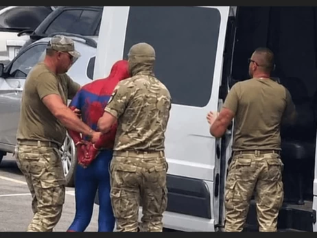 В Волынском ТЦК опровергли мобилизацию Человека-паука - фото сделал ИИ