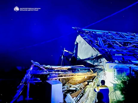 РФ вдарила по Дніпру, з-під завалів у підвалі врятували трьох людей 