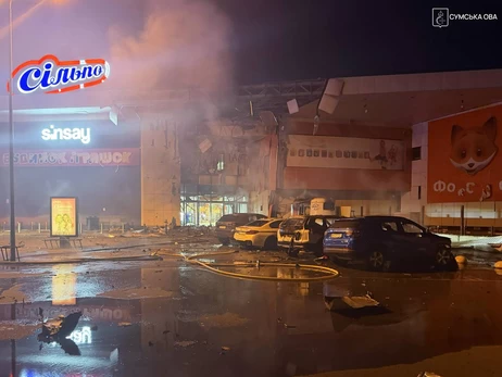 Росіяни вдарили по торговому центру в Сумах - є жертви та поранені 