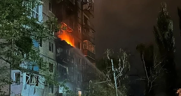 Россияне ночью ударили дроном по 9-этажке в Киеве, травмированы семь человек