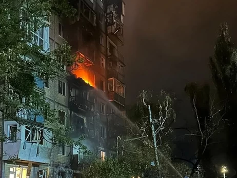 Росіяни вночі поцілили дроном у 9-поверхівку в Києві, травмовані семеро людей