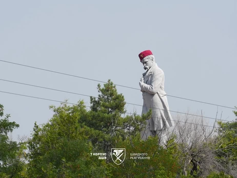 У Дніпрі наділи на пам'ятник Тарасу Шевченку найбільший в Україні маруновий берет
