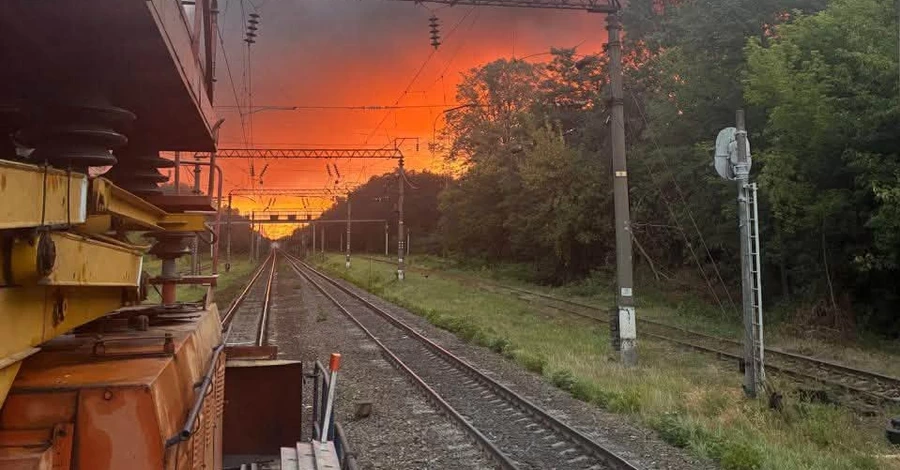 Потяги сполученням з Польщею масово спізнюються на 6-9 годин