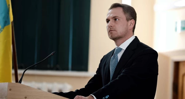 Генпрокурор Кравченко покинул Украину вместе с женой — сам он говорит, что в заграничной командировке