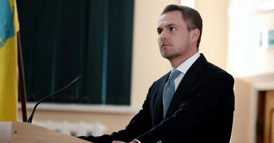 Генпрокурор Кравченко покинул Украину вместе с женой — сам он говорит, что в заграничной командировке