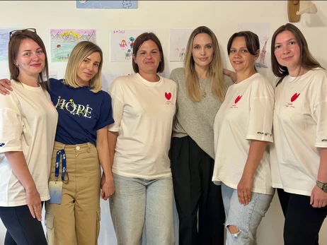 Анджелина Джоли написала пост в Instagram по следам своей недавней поездки в Украину