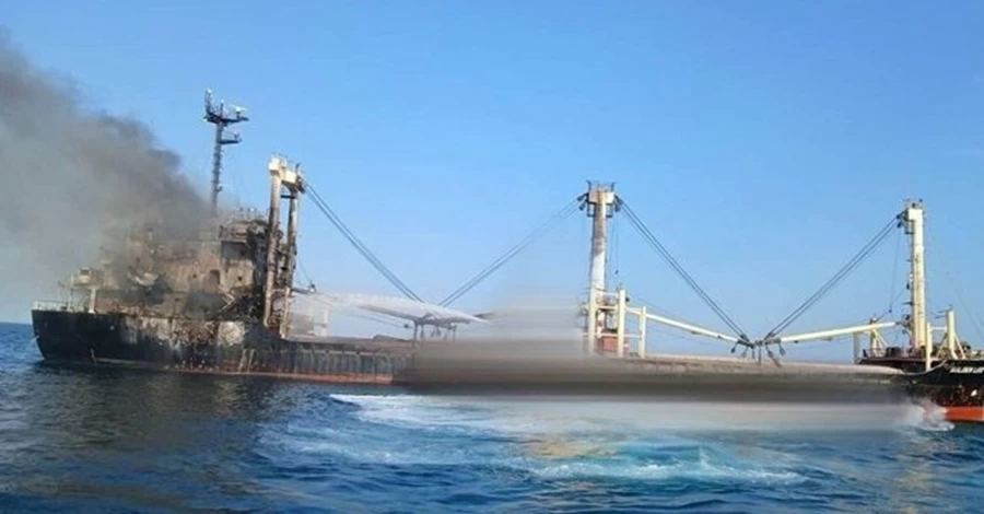 Россияне ударили тремя крылатыми ракетами по гражданскому судну под Одессой