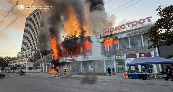Россия ударила по ТЦ в Днепре: здание загорелось, пострадали люди (обновлено)