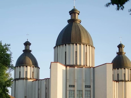 У Львові невідомий у церкві накинувся з ножем на священника