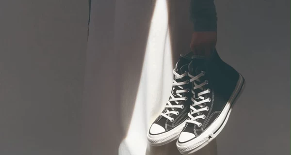 Converse удалил рекламу, которую сравнили с изображением Ку-клукс-клана и их жертвы
