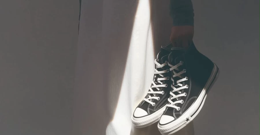 Converse удалил рекламу, которую сравнили с изображением Ку-клукс-клана и их жертвы