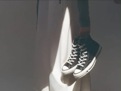 Converse видалив рекламу, яку порівняли із зображенням Ку-клукс-клану та їхньої жертви