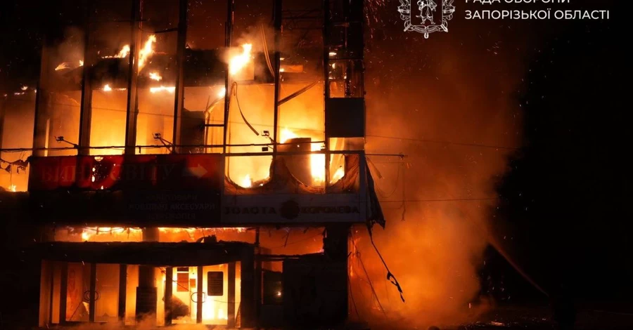 Россияне уничтожили в Запорожье еще один ТЦ, повреждены многоэтажки и вуз