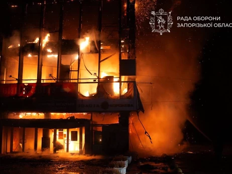 Россияне уничтожили в Запорожье еще один ТЦ, повреждены многоэтажки и вуз