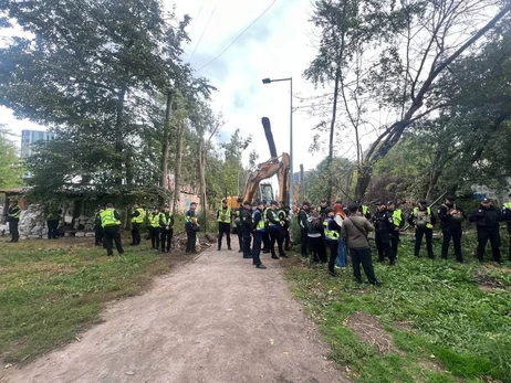 На Теремках возобновили работы по прокладке теплотрассы, против которых протестовали киевляне