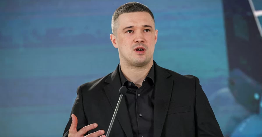«Країна вийшла на підтримку Федорова, а він забронювався і виїхав», - вуличне опитування щодо ставлення українців до ексміністра оборони