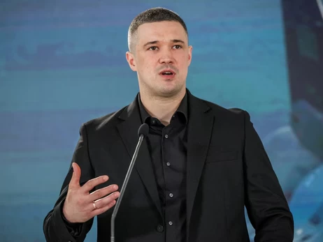 «Країна вийшла на підтримку Федорова, а він забронювався і виїхав», - вуличне опитування щодо ставлення українців до ексміністра оборони