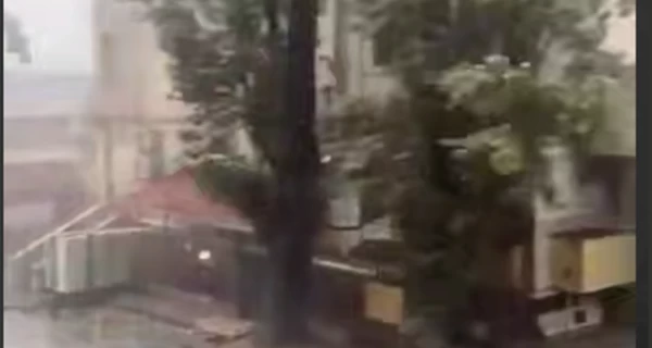 В Одессе ураган сносит все на своем пути