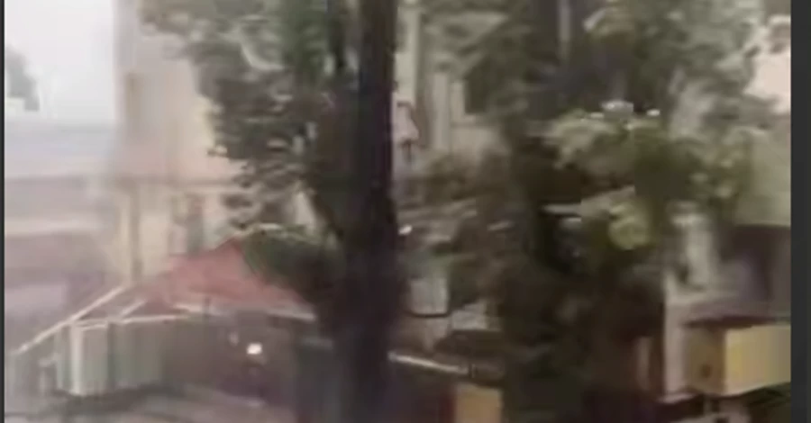 В Одесі буревій зносить все на своєму шляху