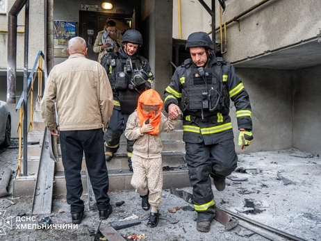 Повітряна тривога на Хмельниччині триває понад 8 годин – росіяни б’ють по області дронами