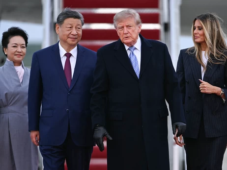 Трамп лично встретил Си Цзиньпина у трапа самолета на базе Эндрюс