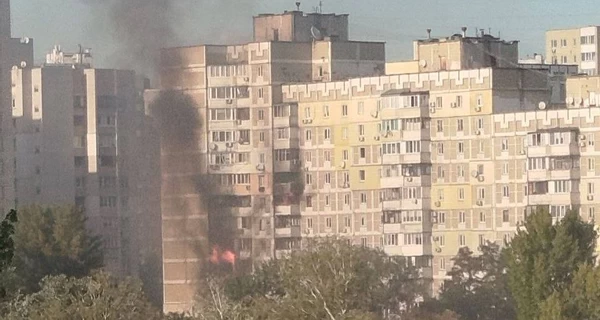 У Києві дрон влучив у багатоповерхівку, а у Сумах від КАБу загинула 16-річна дівчина