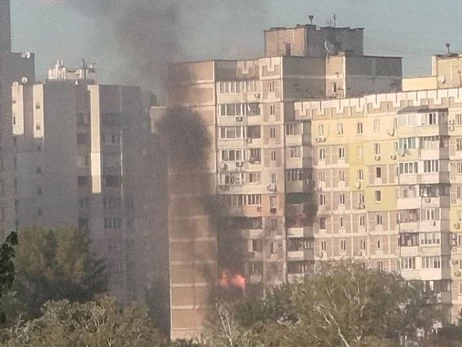 У Києві дрон влучив у багатоповерхівку, а у Сумах від КАБу загинула 16-річна дівчина