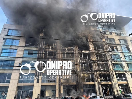 Росіяни вдарили по офісному центру в Дніпрі, є загиблі